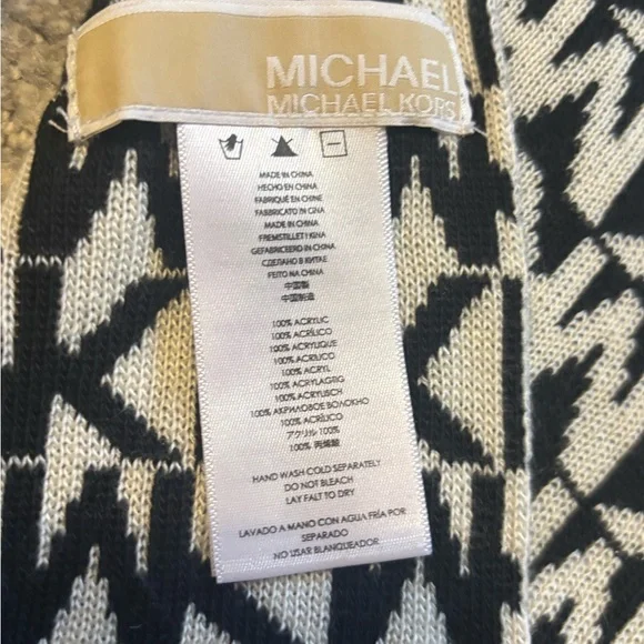 Michael Kors Bundle! Wristlet and Scarf - Picture 4 of 13